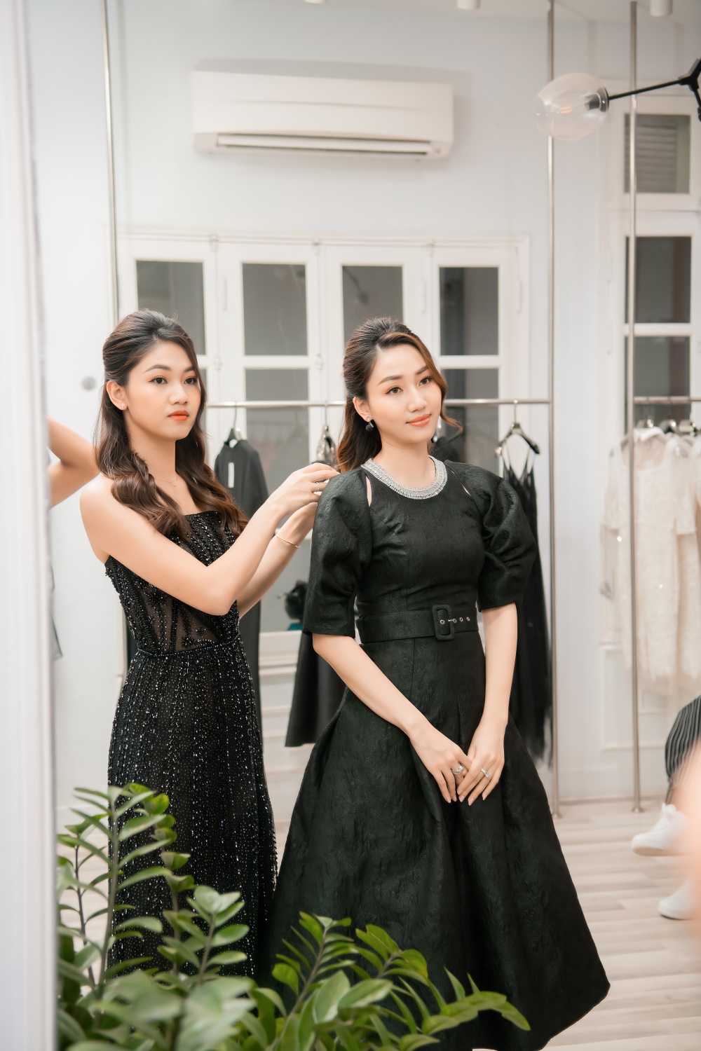Dàn Bông hậu nườm nượp đi thử đồ, bất ngờ nhất là sự xuất hiện của cô em tiểu tam hot nhất "vũ trụ VTV" - Ảnh 3. Dàn Bông hậu nườm nượp đi thử đồ, bất ngờ nhất là sự xuất hiện của cô em tiểu tam hot nhất "vũ trụ VTV" - Ảnh 3.