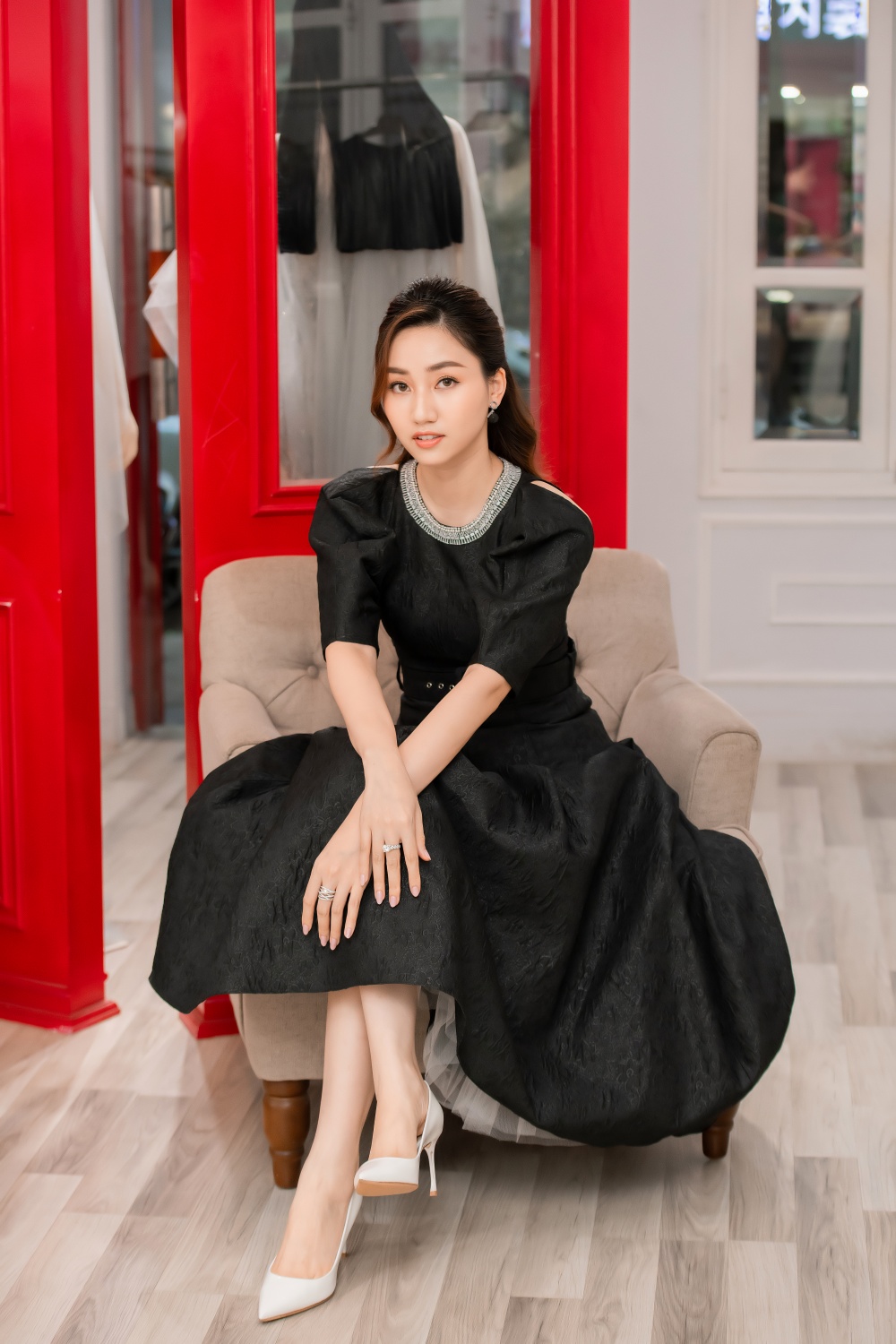 Dàn Bông hậu nườm nượp đi thử đồ, bất ngờ nhất là sự xuất hiện của cô em tiểu tam hot nhất "vũ trụ VTV" - Ảnh 4. Dàn Bông hậu nườm nượp đi thử đồ, bất ngờ nhất là sự xuất hiện của cô em tiểu tam hot nhất "vũ trụ VTV" - Ảnh 4.