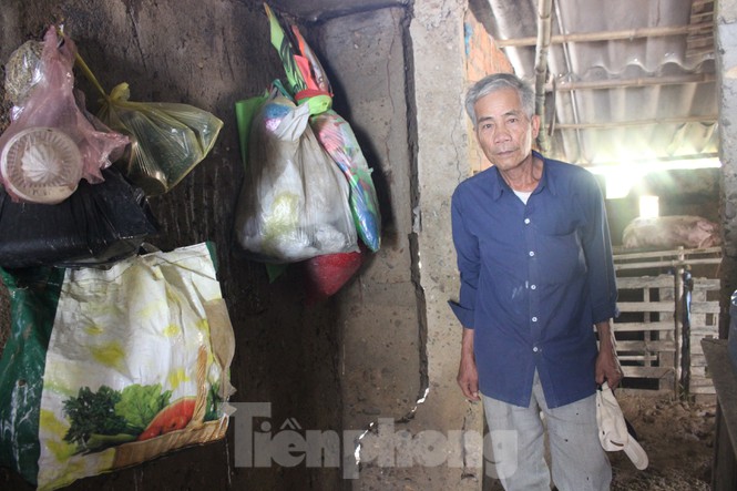 12 ngày không điện, không nước và không cơm của xóm nghèo bị cô lập hoàn toàn trong lũ - Ảnh 2.