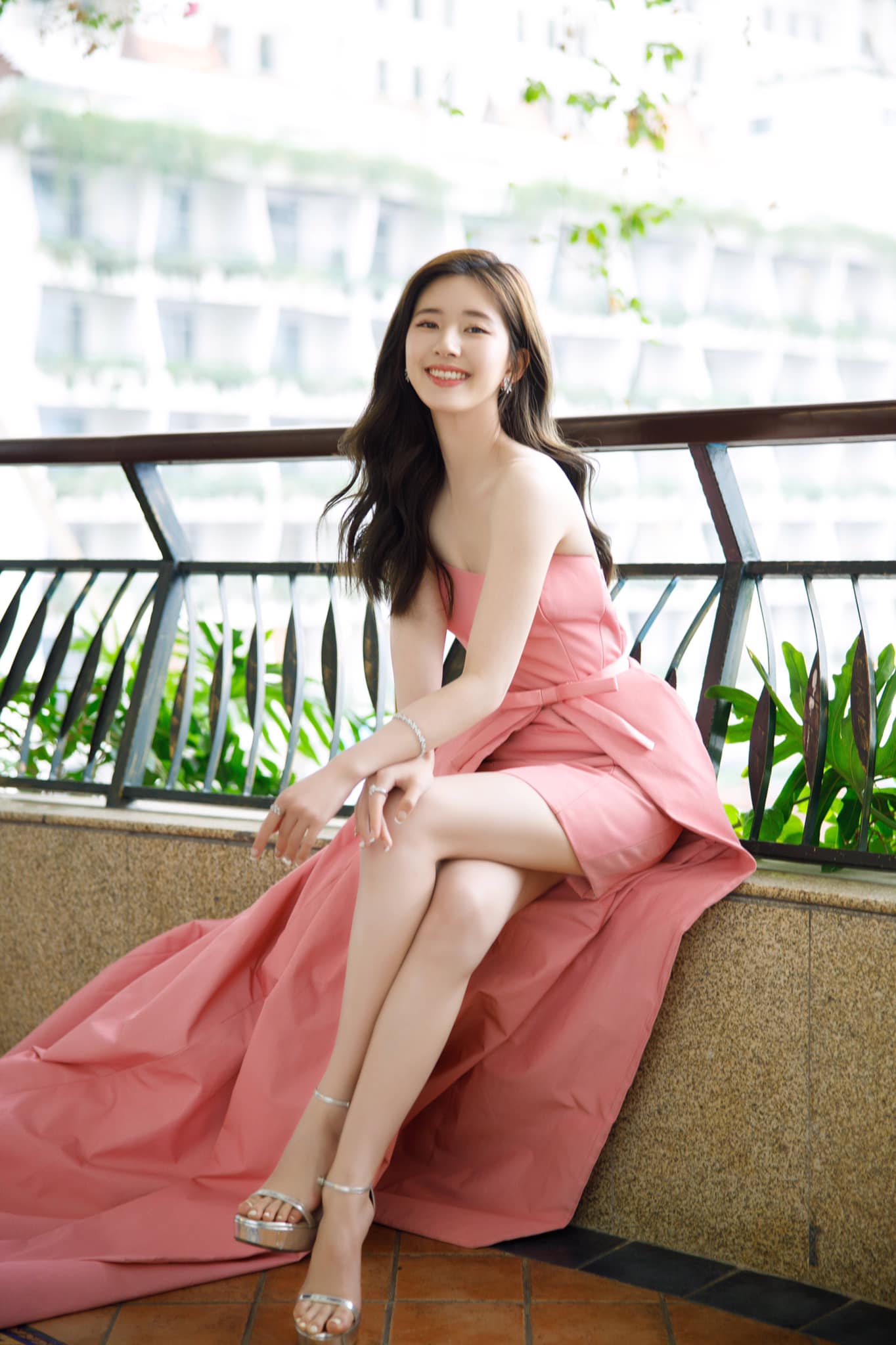 3 sự cố váy áo hi hữu trên thảm đỏ Elle Style Awards 2020: Trương Gia Nghê rơi luôn khuyên tai, chị đẹp "30 Chưa Phải Là Hết" giẫm cả chân lên váy - Ảnh 6. 3 sự cố váy áo hi hữu trên thảm đỏ Elle Style Awards 2020: Trương Gia Nghê rơi luôn khuyên tai, chị đẹp "30 Chưa Phải Là Hết" giẫm cả chân lên váy - Ảnh 6.