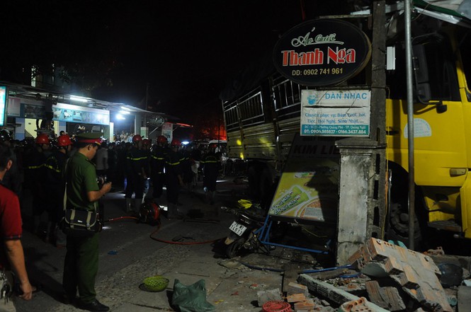 Hiện trường vụ xe điên tông vào nhà dân ở Quảng Ngãi, làm nhiều người chết - Ảnh 13.