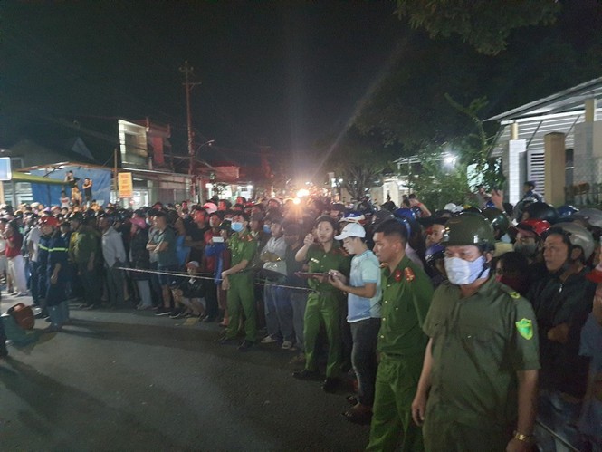 Hiện trường vụ xe điên tông vào nhà dân ở Quảng Ngãi, làm nhiều người chết - Ảnh 14.