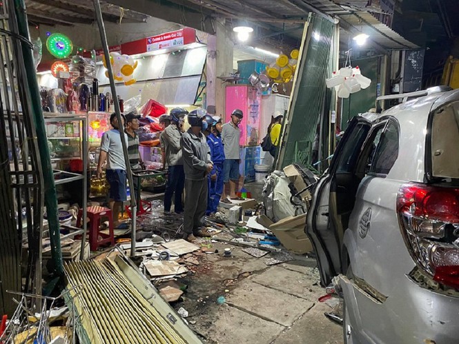 Hiện trường vụ xe điên tông vào nhà dân ở Quảng Ngãi, làm nhiều người chết - Ảnh 8.