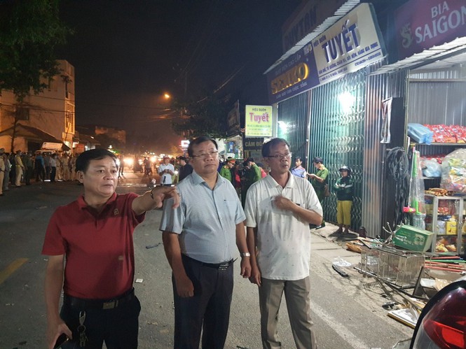 Hiện trường vụ xe điên tông vào nhà dân ở Quảng Ngãi, làm nhiều người chết - Ảnh 12.