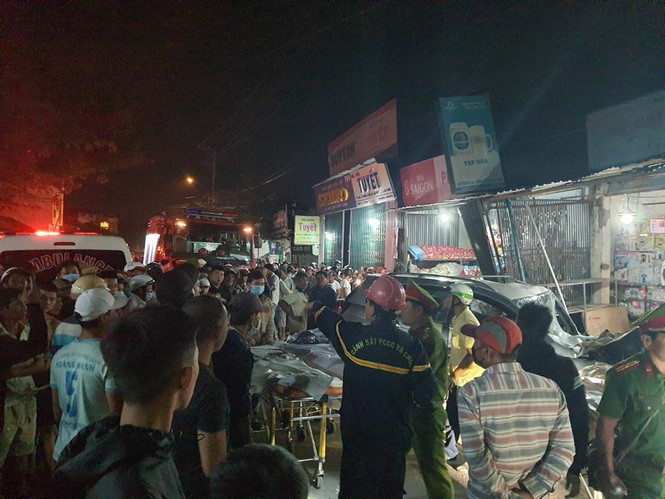 Hiện trường vụ xe điên tông vào nhà dân ở Quảng Ngãi, làm nhiều người chết - Ảnh 5.