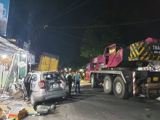 Hiện trường vụ xe điên tông vào nhà dân ở Quảng Ngãi, làm nhiều người chết - Ảnh 4.