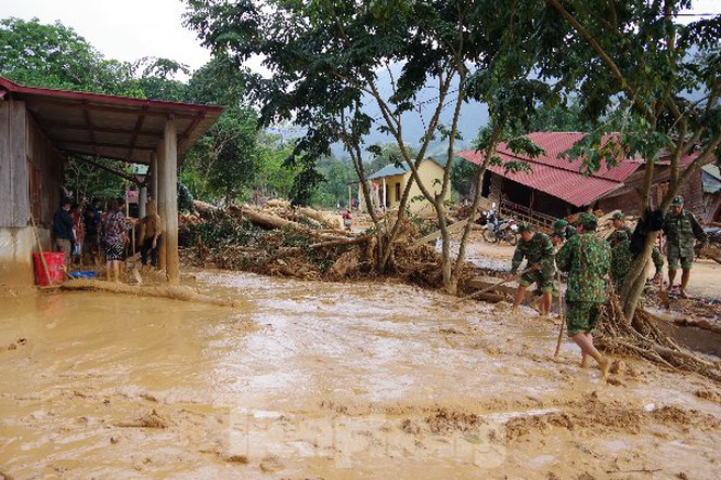 Sau bão lũ, một xã ở Quảng Trị ngập trong lớp bùn dày gần 1 mét - Ảnh 4.
