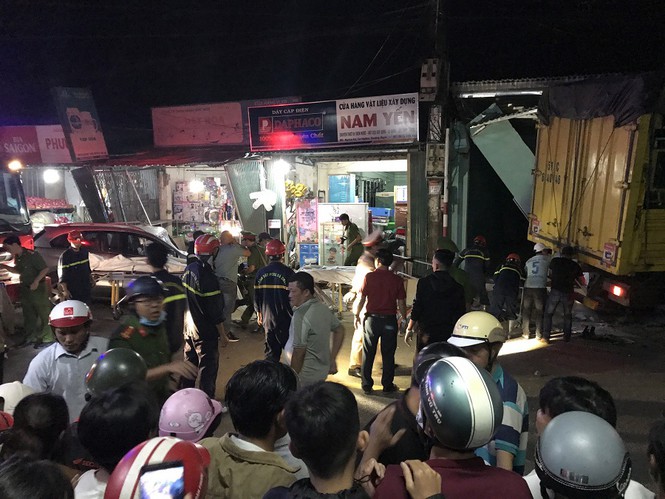 Hiện trường vụ xe điên tông vào nhà dân ở Quảng Ngãi, làm nhiều người chết - Ảnh 7.