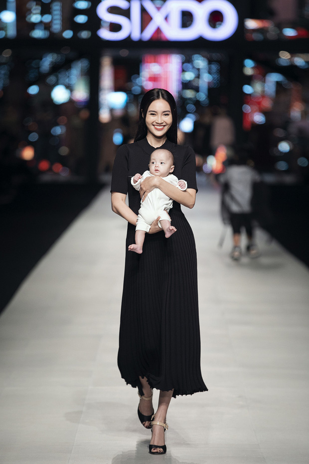 Lan Ngọc bế con nuôi của Đỗ Mạnh Cường catwalk, Lê Xuân Tiền có màn “thoát y” gây choáng - Ảnh 2. Lan Ngọc bế con nuôi của Đỗ Mạnh Cường catwalk, Lê Xuân Tiền có màn “thoát y” gây choáng - Ảnh 2.