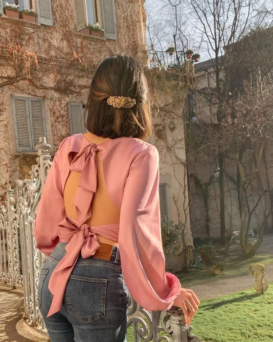 Áo blouse + quần jeans: Combo giúp nàng công sở trông sang như gái Pháp trong ngày Thu - Ảnh 15. Áo blouse + quần jeans: Combo giúp nàng công sở trông sang như gái Pháp trong ngày Thu - Ảnh 15.