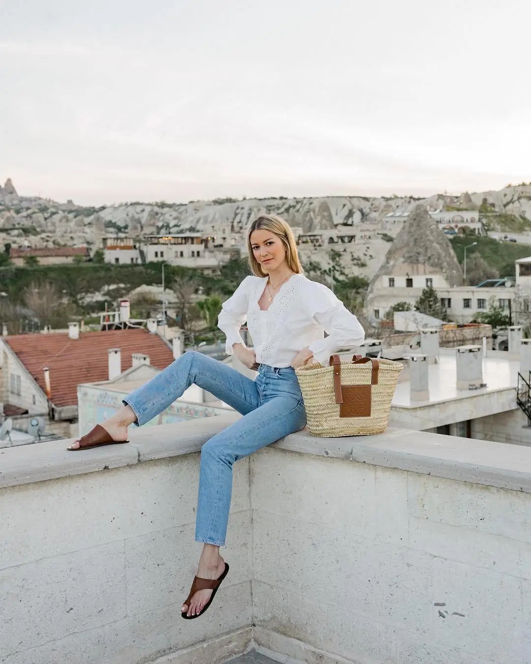 Áo blouse + quần jeans: Combo giúp nàng công sở trông sang như gái Pháp trong ngày Thu - Ảnh 16. Áo blouse + quần jeans: Combo giúp nàng công sở trông sang như gái Pháp trong ngày Thu - Ảnh 16.