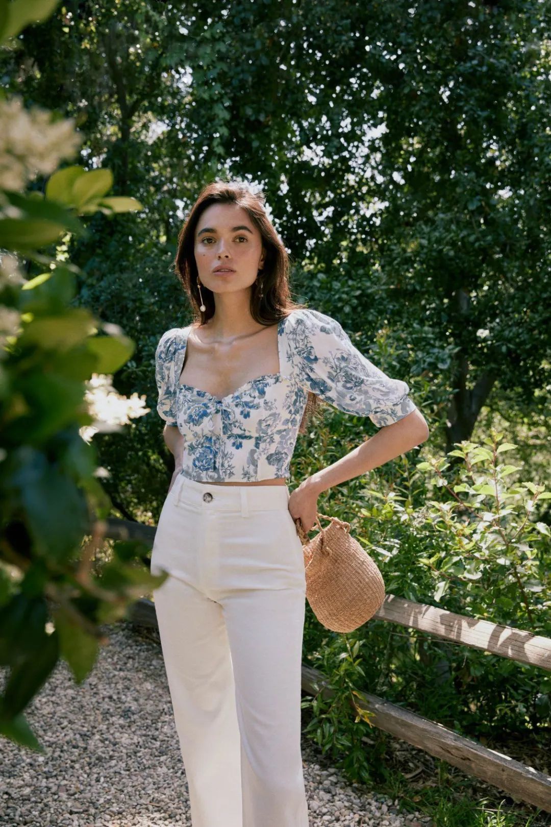 Áo blouse + quần jeans: Combo giúp nàng công sở trông sang như gái Pháp trong ngày Thu - Ảnh 7. Áo blouse + quần jeans: Combo giúp nàng công sở trông sang như gái Pháp trong ngày Thu - Ảnh 7.