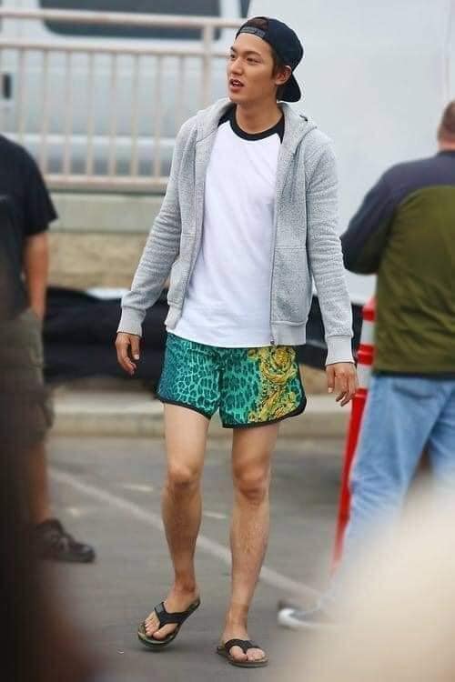 Lee Min Ho và chiếc quần thần thánh cùng đôi chân trắng nõn nà gây xôn xao MXH - Ảnh 2. Lee Min Ho và chiếc quần thần thánh cùng đôi chân trắng nõn nà gây xôn xao MXH - Ảnh 2.