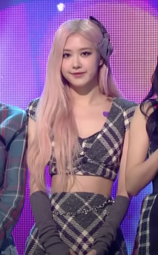 Đến Rosé và team vòng eo 5x cũng khổ vì mặc crop top, đúng là trên đời chẳng có ai hoàn hảo cả - Ảnh 3. Đến Rosé và team vòng eo 5x cũng khổ vì mặc crop top, đúng là trên đời chẳng có ai hoàn hảo cả - Ảnh 3.