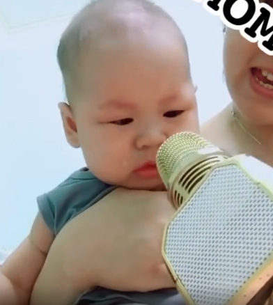 Con gào khóc ăn vạ dỗ mãi không nín, mẹ dùng chiêu "gậy ông đập lưng ông" bé nín ngay lập tức - Ảnh 4. Con gào khóc ăn vạ dỗ mãi không nín, mẹ dùng chiêu "gậy ông đập lưng ông" bé nín ngay lập tức - Ảnh 4.