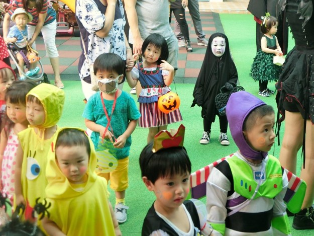 Chỉ với 1 chiếc áo phông đen, Vô Diện phiên bản "ú ù u" đã càn quét khắp mạng xã hội - Ảnh 1. Chỉ với 1 chiếc áo phông đen, Vô Diện phiên bản "ú ù u" đã càn quét khắp mạng xã hội - Ảnh 1.