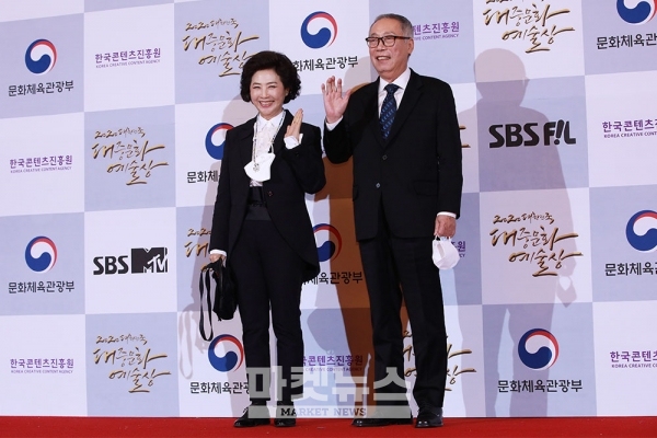 Thảm đỏ Giải thưởng Văn hóa và Nghệ thuật Đại chúng Hàn Quốc: Hyun Bin xuất hiện điển trai chiếm trọn “spotlight”, bà cả của &quot;Thế giới hôn nhân&quot; lộ nhan sắc thật - Ảnh 9.