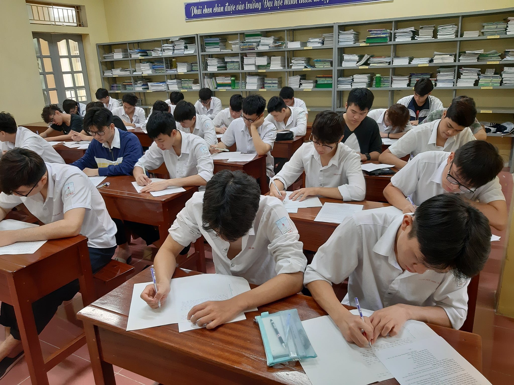 Giữa lòng thủ đô Hà Nội có một trường cấp 3 vô cùng đặc biệt: học sinh được rèn luyện theo kiểu "nhà binh", giáo viên đều là thạc sĩ, tiến sĩ - Ảnh 8.
