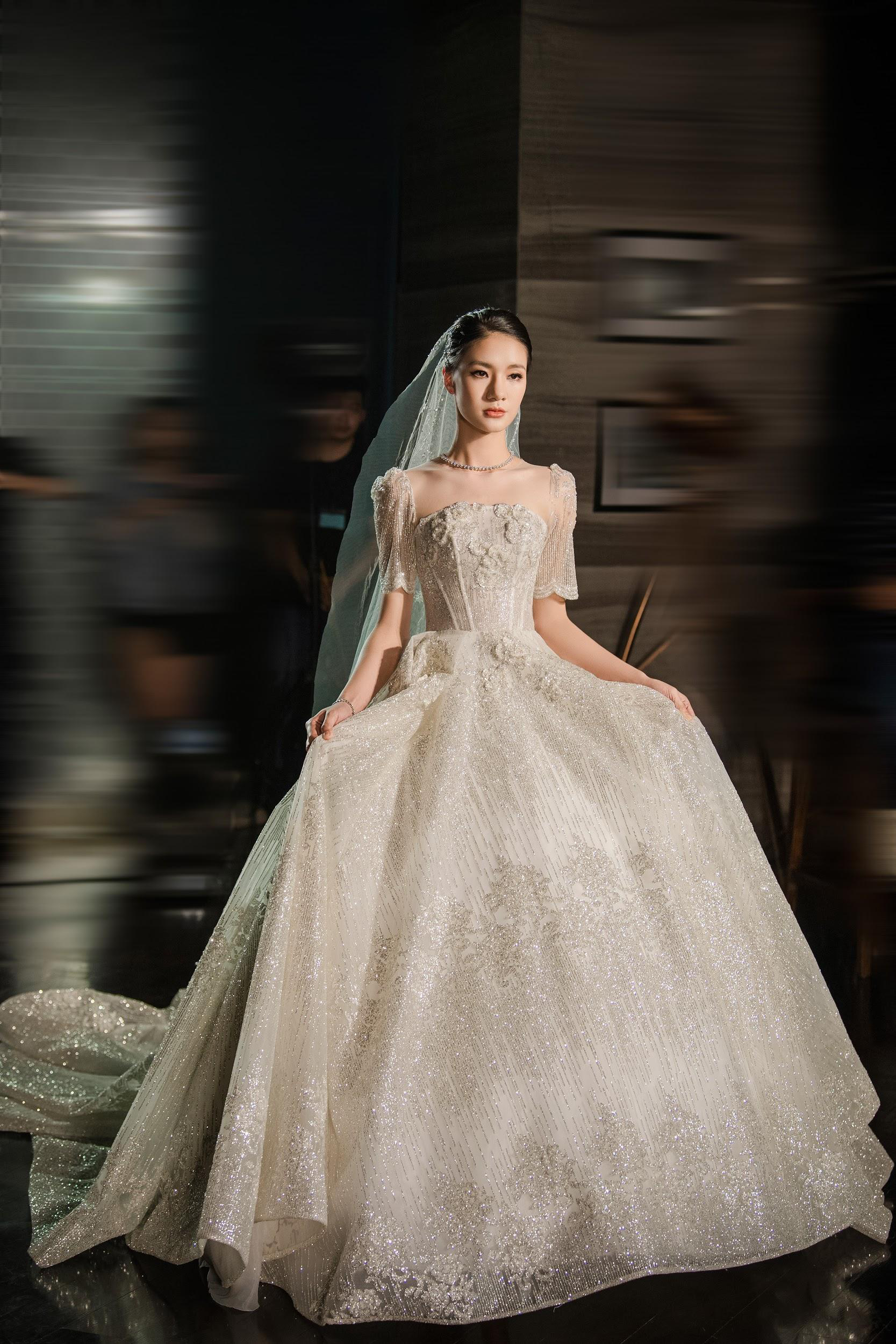 Lecia Bridal ra mắt dòng váy Luxury đính hàng trăm ngàn viên pha lê Swarovski - Ảnh 9.