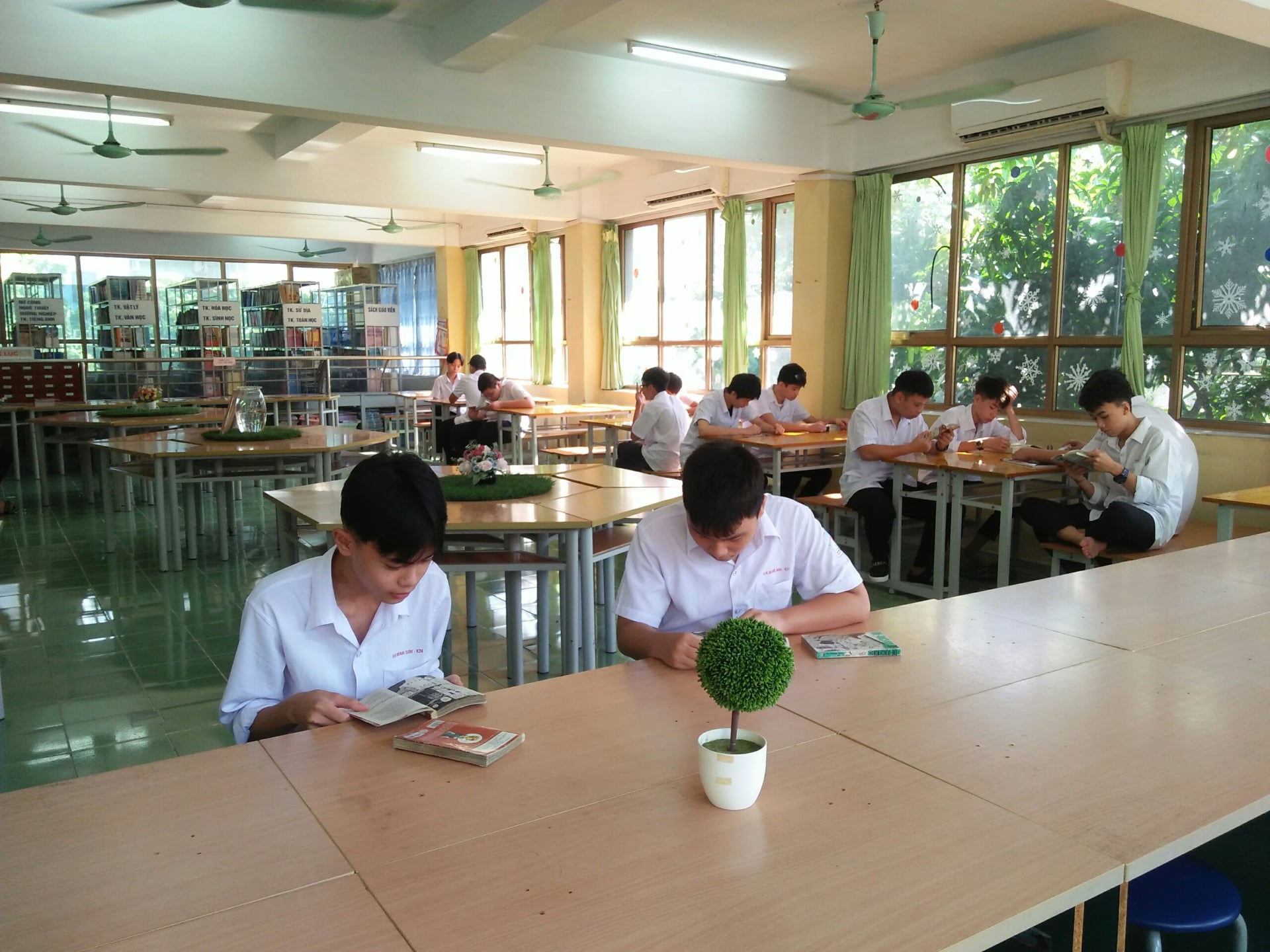 Giữa lòng thủ đô Hà Nội có một trường cấp 3 vô cùng đặc biệt: học sinh được rèn luyện theo kiểu "nhà binh", giáo viên đều là thạc sĩ, tiến sĩ - Ảnh 10.