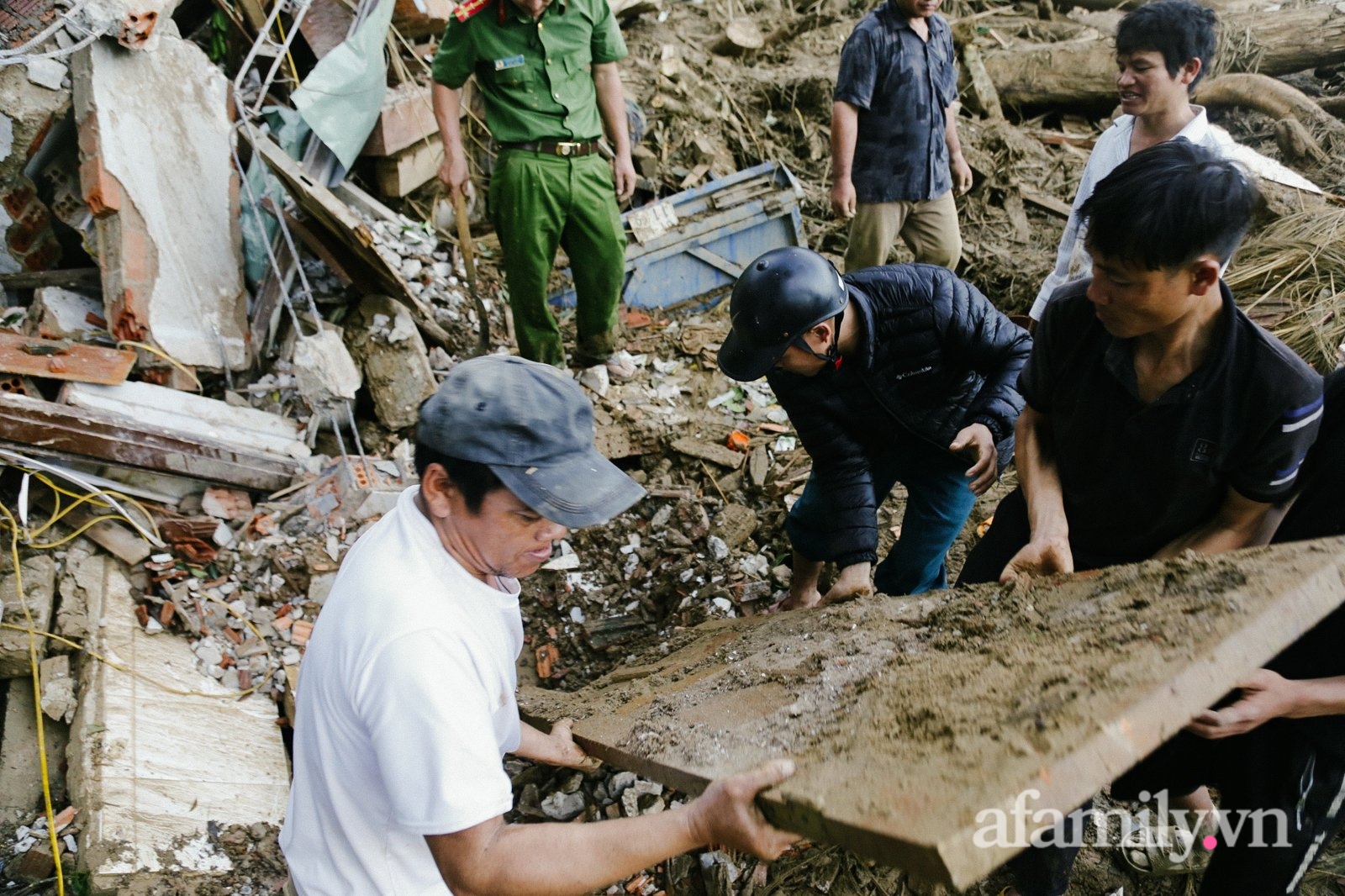 CẬN CẢNH: Quả đồi bị "xé toạc" làm đôi và nước mắt người Quảng Nam dưới lớp đất đá tại hiện trường vụ sạt lở kinh hoàng - Ảnh 6. CẬN CẢNH: Quả đồi bị "xé toạc" làm đôi và nước mắt người Quảng Nam dưới lớp đất đá tại hiện trường vụ sạt lở kinh hoàng - Ảnh 6.