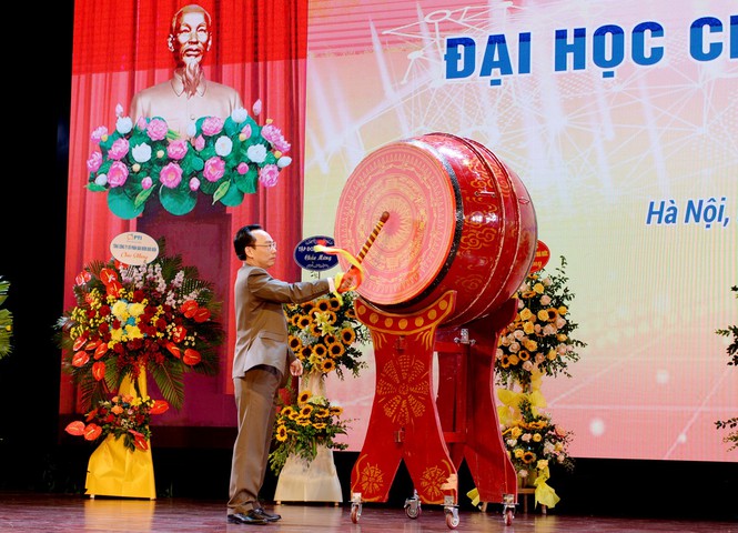 Sinh viên các tỉnh vùng lũ được trường Đại học hỗ trợ học bổng - Ảnh 1. Sinh viên các tỉnh vùng lũ được trường Đại học hỗ trợ học bổng - Ảnh 1.
