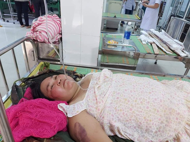 Người mẹ ôm con thoát nạn vụ sạt lở hàng chục người mất tích ở Quảng Nam - Ảnh 2.