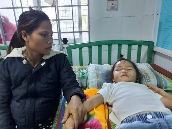 Người mẹ ôm con thoát nạn vụ sạt lở hàng chục người mất tích ở Quảng Nam - Ảnh 3.