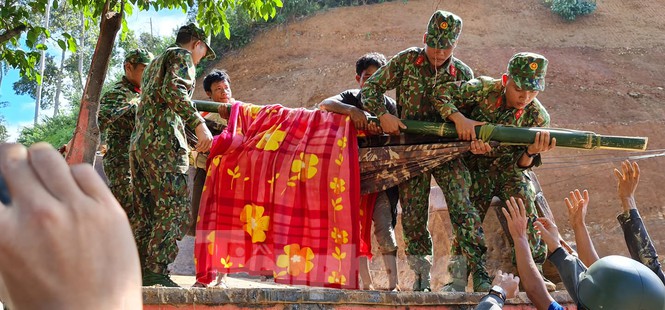 Người mẹ ôm con thoát nạn vụ sạt lở hàng chục người mất tích ở Quảng Nam - Ảnh 5.