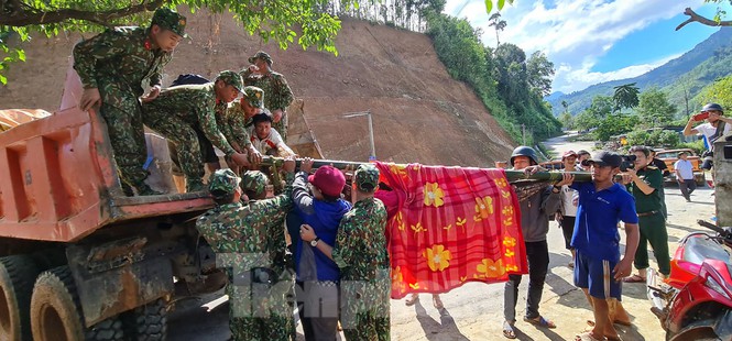 Người mẹ ôm con thoát nạn vụ sạt lở hàng chục người mất tích ở Quảng Nam - Ảnh 6.