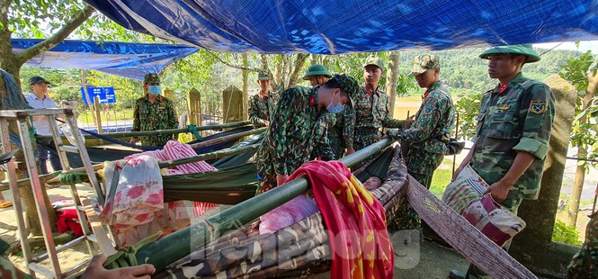 Người mẹ ôm con thoát nạn vụ sạt lở hàng chục người mất tích ở Quảng Nam - Ảnh 7.