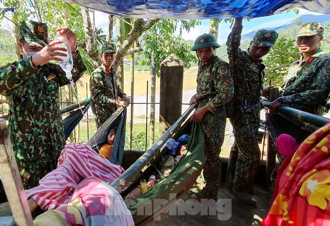 Người mẹ ôm con thoát nạn vụ sạt lở hàng chục người mất tích ở Quảng Nam - Ảnh 8.