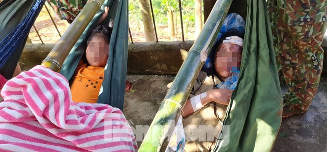 Người mẹ ôm con thoát nạn vụ sạt lở hàng chục người mất tích ở Quảng Nam - Ảnh 9.