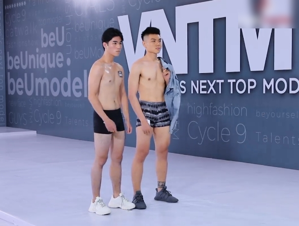 Vietnam's Next Top Model: Vạ miệng gọi Võ Hoàng Yến là... Hương Giang rồi còn cãi tay đôi, nam thí sinh bị mắng vuốt mặt không kịp - Ảnh 2.