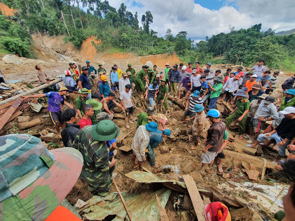 Sạt lở đất ở Quảng Nam: Còn 24 người mất tích, đã tìm thấy 21 thi thể, trời mưa trở lại - Ảnh 6.