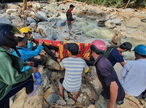 Sạt lở đất ở Quảng Nam: Còn 24 người mất tích, đã tìm thấy 21 thi thể, trời mưa trở lại - Ảnh 1.