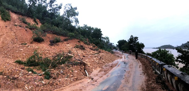Kinh hãi hàng nghìn khối đất đổ ập xuống quốc lộ ở Nghệ An - Ảnh 6.