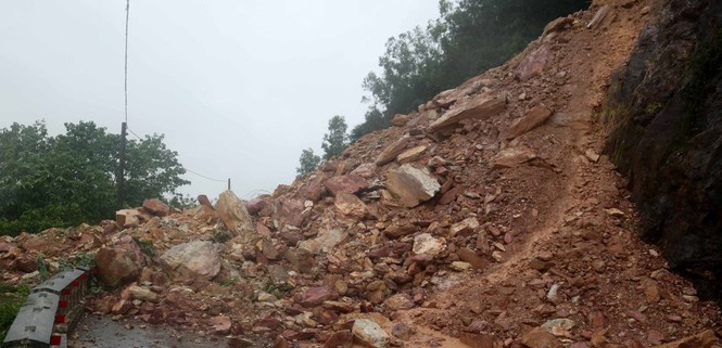 Kinh hãi hàng nghìn khối đất đổ ập xuống quốc lộ ở Nghệ An - Ảnh 3.