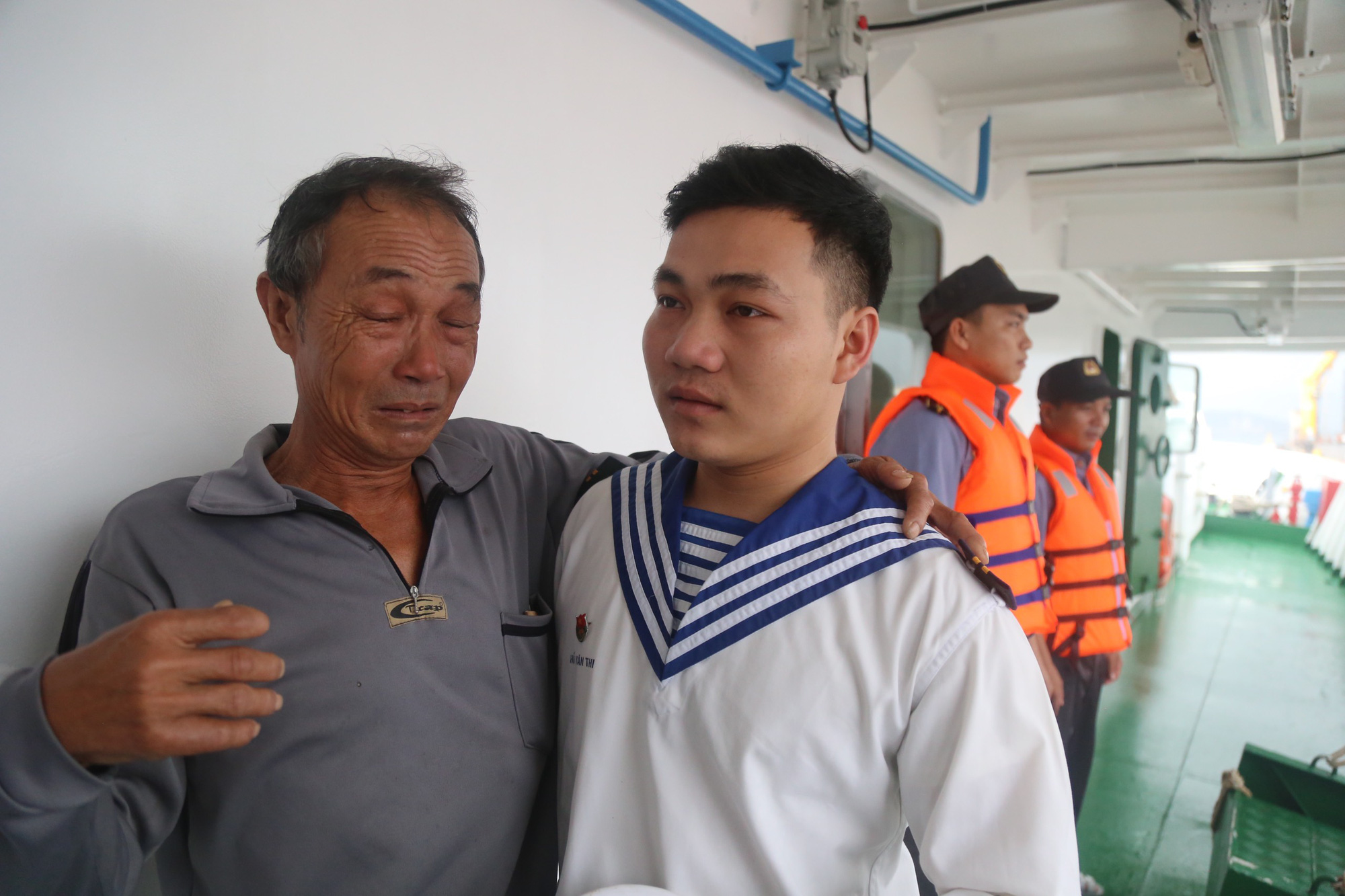 Rơi nước mắt cha con ngư dân Bình Định trùng phùng sau bão số 9 - Ảnh 7. Rơi nước mắt cha con ngư dân Bình Định trùng phùng sau bão số 9 - Ảnh 7.