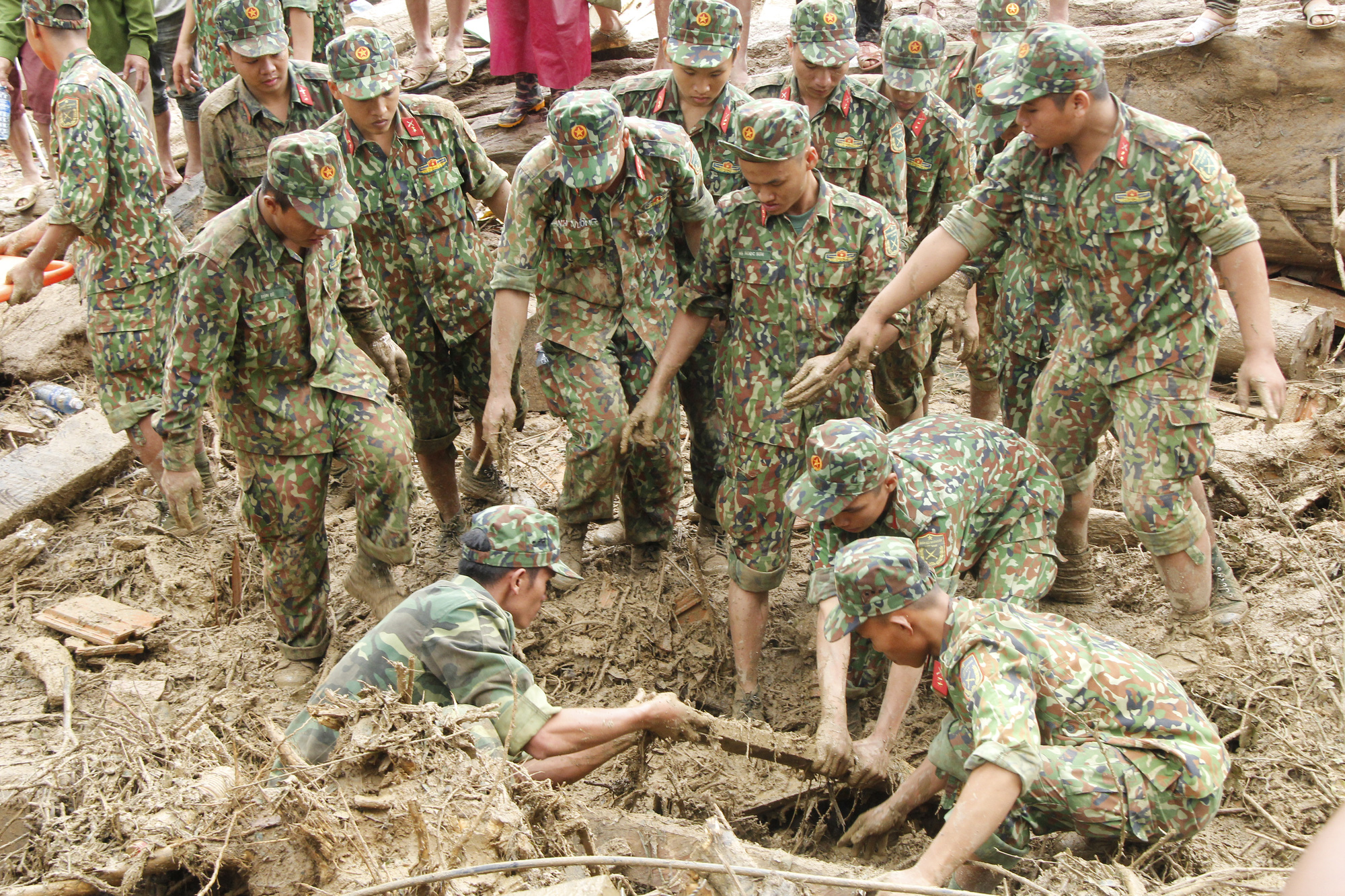 14 người mất tích ở Trà Leng: Đào xới hết khu sạt lở nhưng không tìm thấy ai - Ảnh 3.