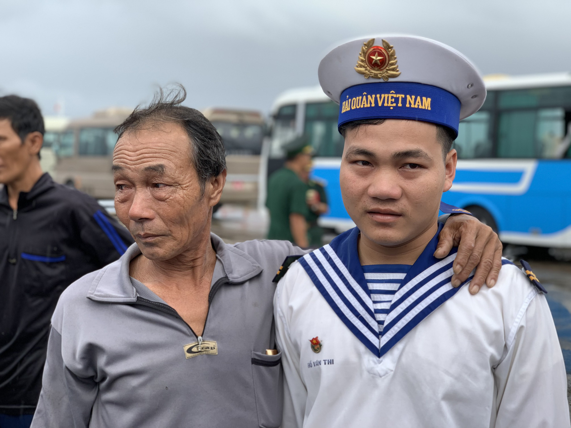 Rơi nước mắt cha con ngư dân Bình Định trùng phùng sau bão số 9 - Ảnh 8. Rơi nước mắt cha con ngư dân Bình Định trùng phùng sau bão số 9 - Ảnh 8.