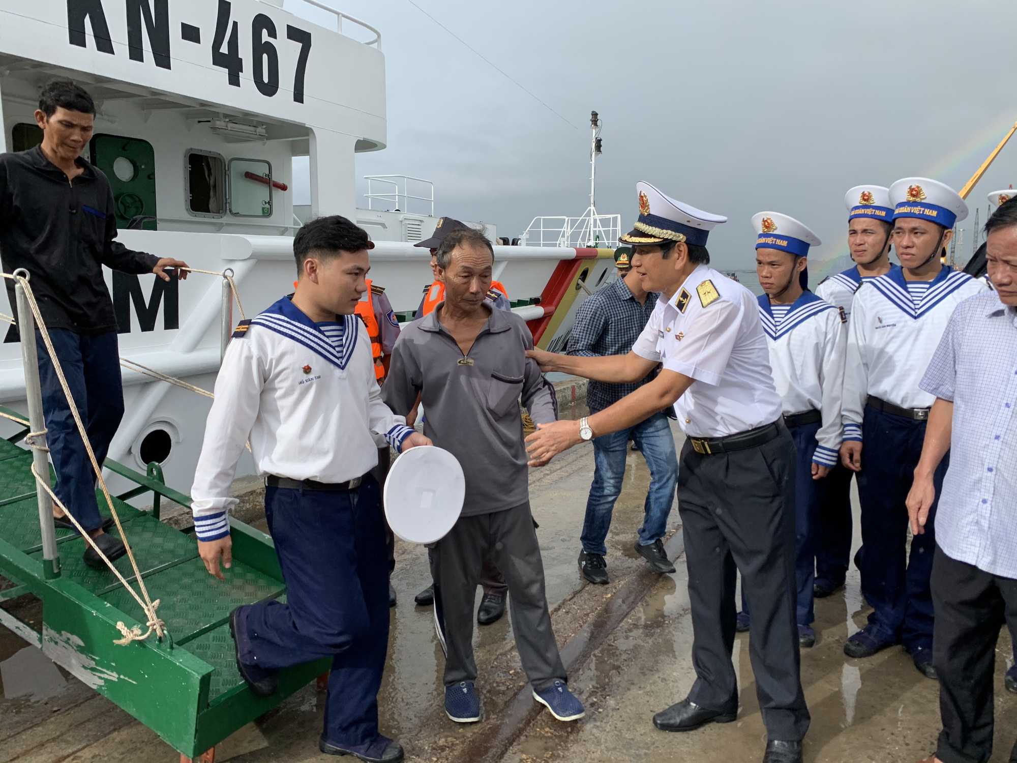 Rơi nước mắt cha con ngư dân Bình Định trùng phùng sau bão số 9 - Ảnh 6. Rơi nước mắt cha con ngư dân Bình Định trùng phùng sau bão số 9 - Ảnh 6.