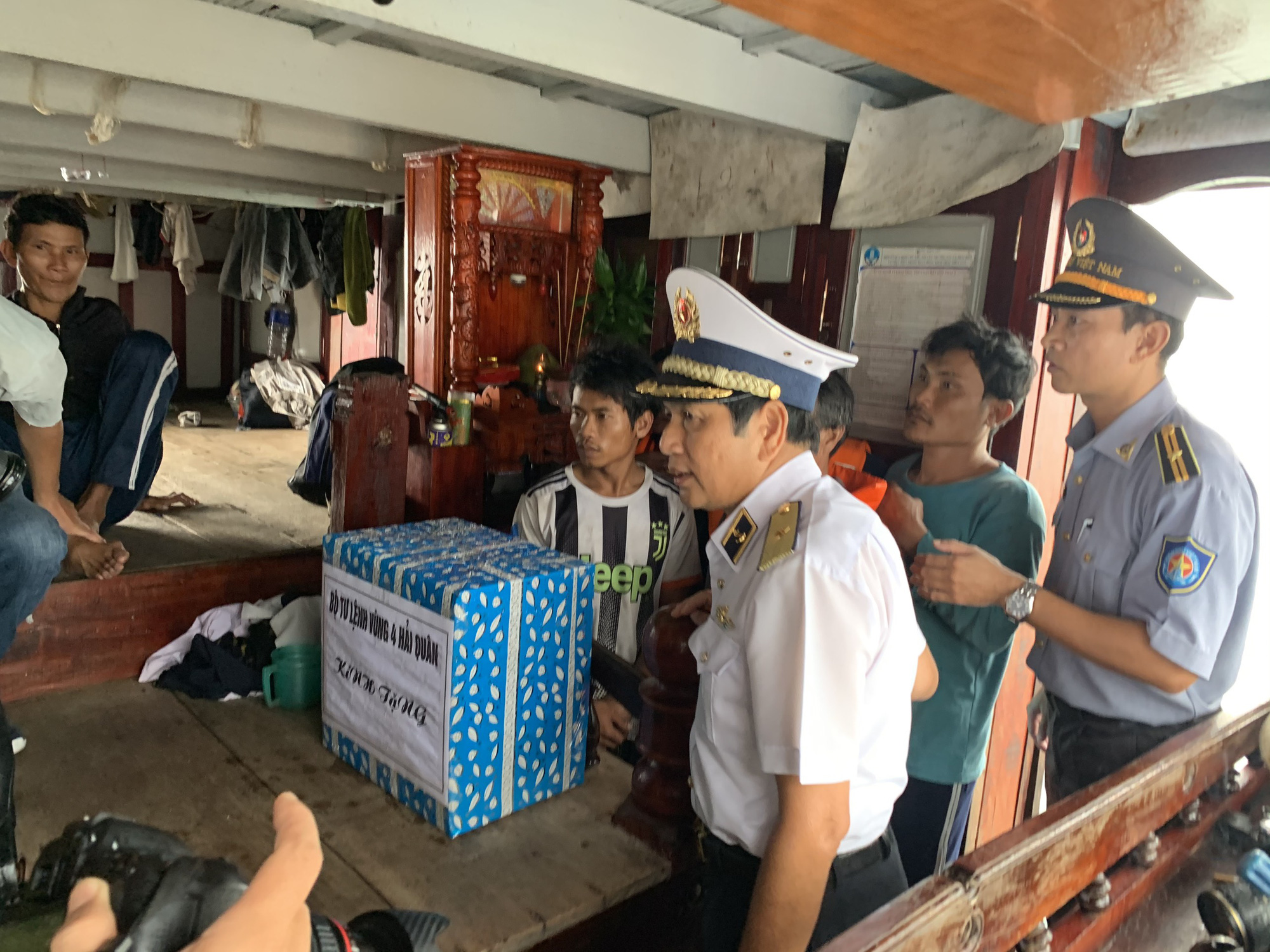 Rơi nước mắt cha con ngư dân Bình Định trùng phùng sau bão số 9 - Ảnh 5. Rơi nước mắt cha con ngư dân Bình Định trùng phùng sau bão số 9 - Ảnh 5.