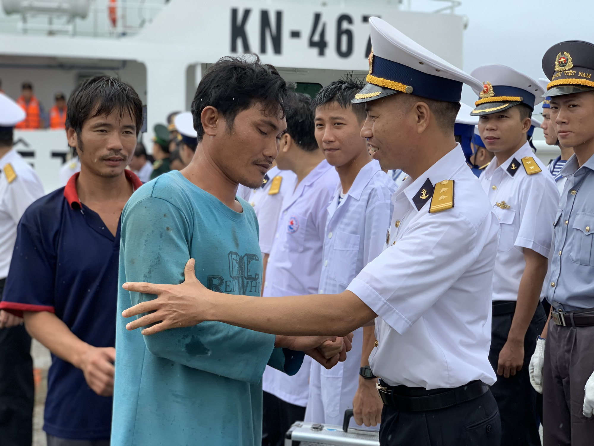 Rơi nước mắt cha con ngư dân Bình Định trùng phùng sau bão số 9 - Ảnh 12. Rơi nước mắt cha con ngư dân Bình Định trùng phùng sau bão số 9 - Ảnh 12.