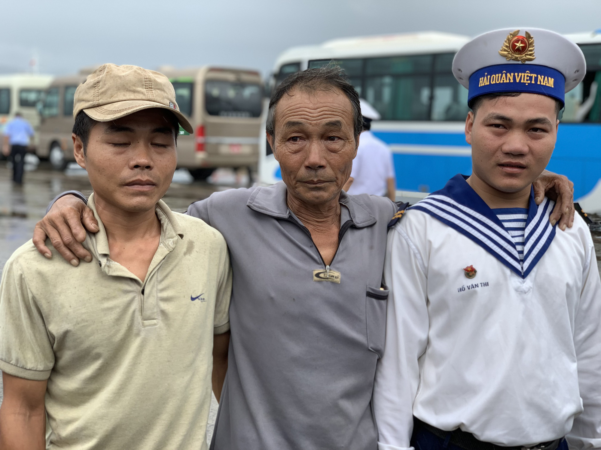 Rơi nước mắt cha con ngư dân Bình Định trùng phùng sau bão số 9 - Ảnh 9. Rơi nước mắt cha con ngư dân Bình Định trùng phùng sau bão số 9 - Ảnh 9.