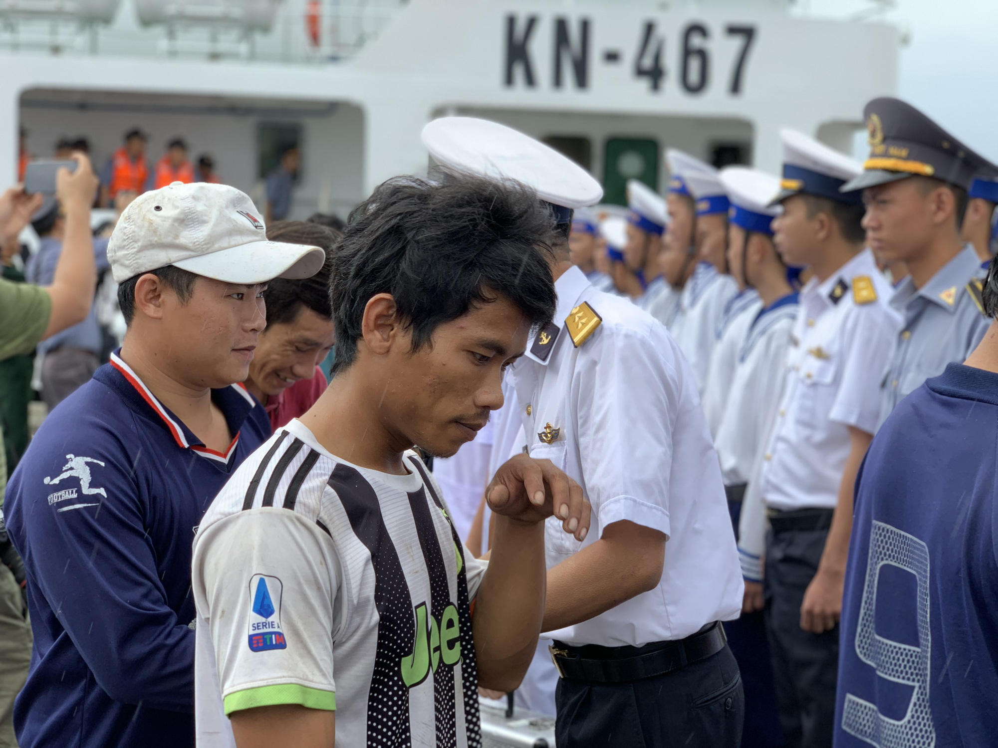 Rơi nước mắt cha con ngư dân Bình Định trùng phùng sau bão số 9 - Ảnh 11. Rơi nước mắt cha con ngư dân Bình Định trùng phùng sau bão số 9 - Ảnh 11.