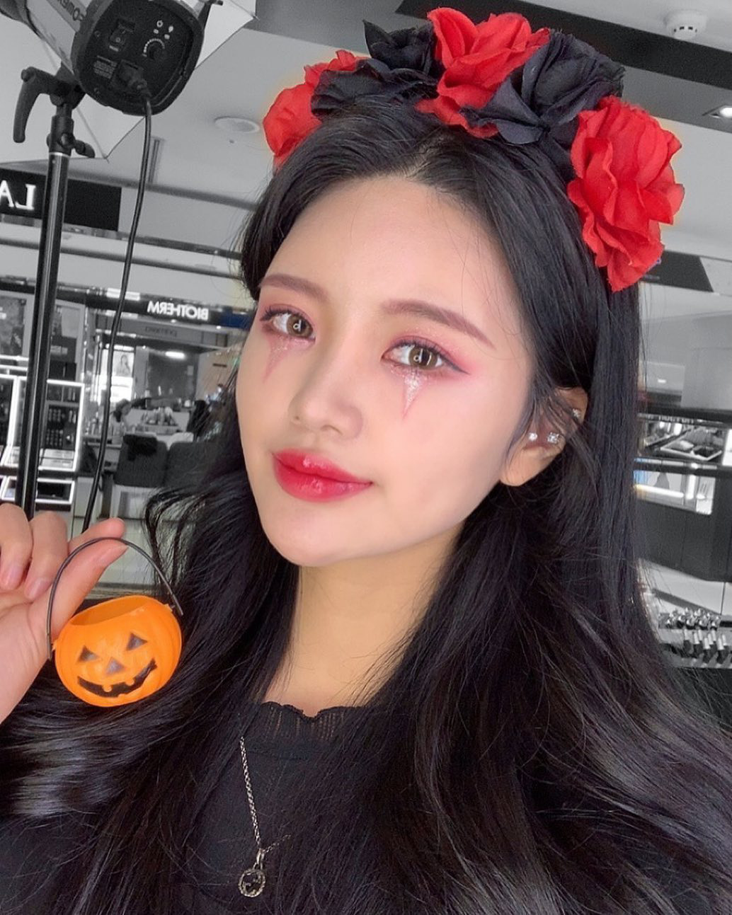 Loạt gợi ý makeup chơi Halloween: Đảm bảo ma mị nhưng vẫn xinh, các nàng không lo visual mất điểm - Ảnh 7.