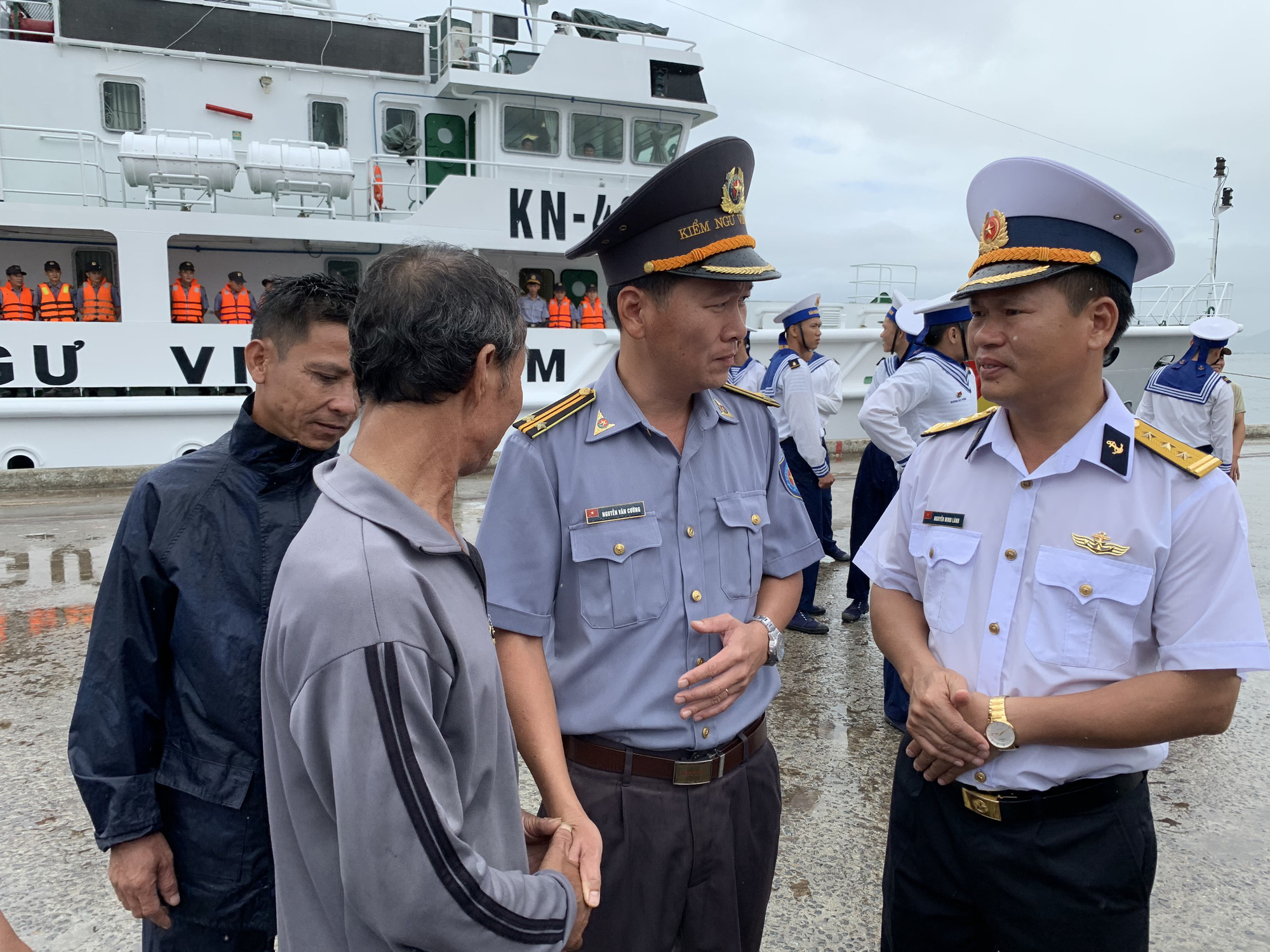 Rơi nước mắt cha con ngư dân Bình Định trùng phùng sau bão số 9 - Ảnh 13. Rơi nước mắt cha con ngư dân Bình Định trùng phùng sau bão số 9 - Ảnh 13.