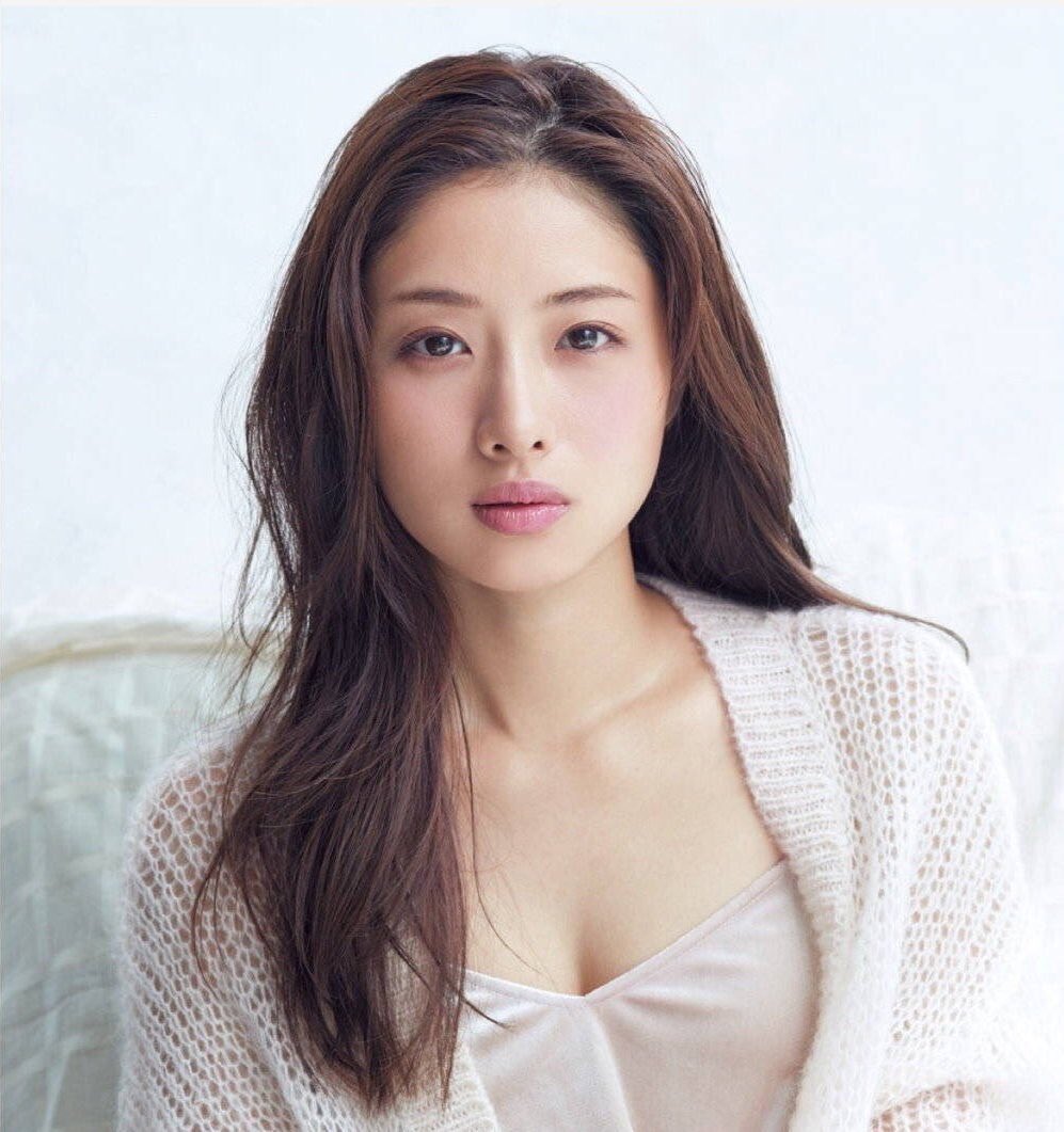 Nàng "Kim Tae Hee nước Nhật": Mỹ nhân 33 tuổi trẻ như gái 18 với bí quyết dưỡng nhan chỉ nhờ loại thần dược có sẵn tại căn bếp mỗi nhà - Ảnh 2. Nàng "Kim Tae Hee nước Nhật": Mỹ nhân 33 tuổi trẻ như gái 18 với bí quyết dưỡng nhan chỉ nhờ loại thần dược có sẵn tại căn bếp mỗi nhà - Ảnh 2.