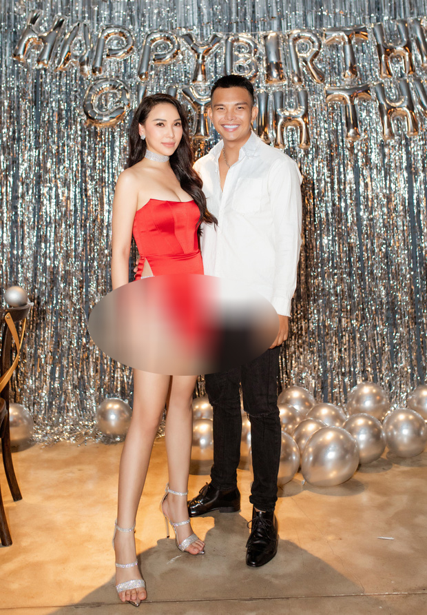 "Nhăm nhe" soát ngôi hở bạo của Ngọc Trinh, Quỳnh Thư diện luôn chiếc váy hiểm hóc nhất trong lịch sử Vbiz: Có khi còn ngang ngửa bộ đầm ở Cannes năm nào! - Ảnh 4. "Nhăm nhe" soát ngôi hở bạo của Ngọc Trinh, Quỳnh Thư diện luôn chiếc váy hiểm hóc nhất trong lịch sử Vbiz: Có khi còn ngang ngửa bộ đầm ở Cannes năm nào! - Ảnh 4.